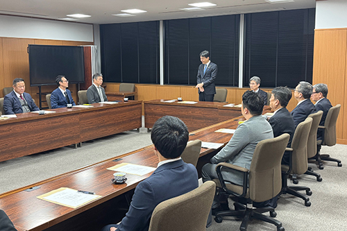 市長が取材を受けている写真