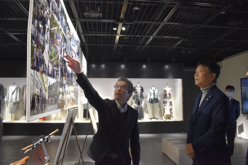 市長が視察している写真