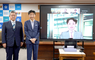 松尾教授と市長・教育長が記念撮影している様子の写真