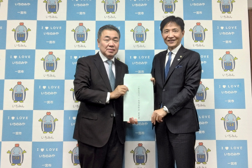 要望書を受け取っている写真