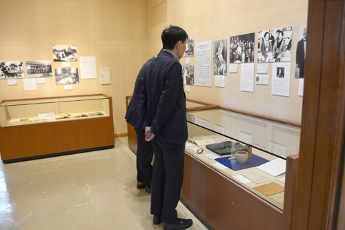 鑑賞している写真