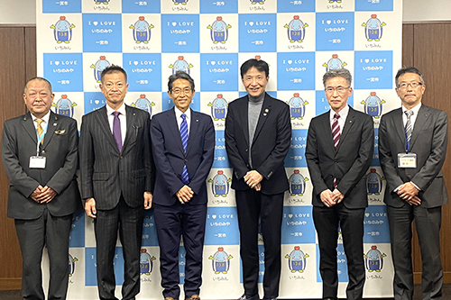 市長が記念撮影している写真