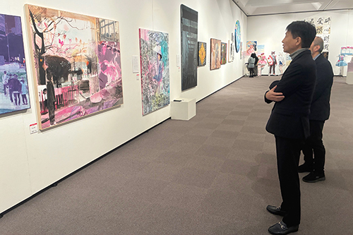 市長が鑑賞している写真