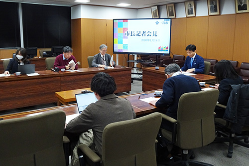 記者会見の様子の写真