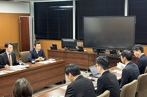 市長が事業紹介を受けている写真