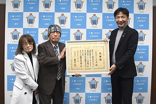 市長が記念撮影している写真