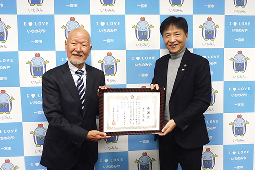 市長が記念撮影している写真