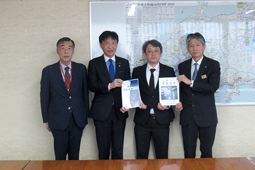 市長がお礼をしている写真