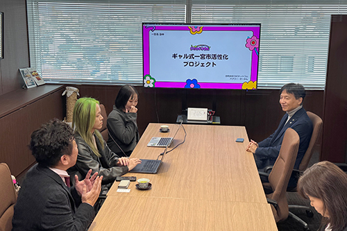 市長が提案を受けている写真