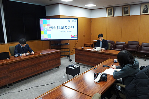 記者会見の様子の写真