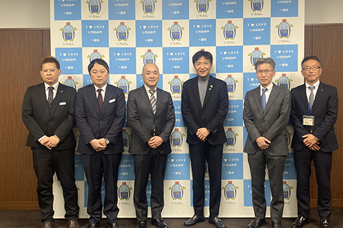 市長が記念撮影している写真