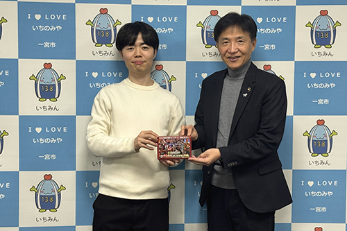 市長が記念撮影している写真