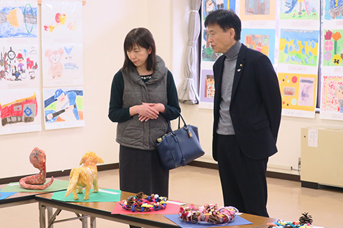 市長が鑑賞している写真