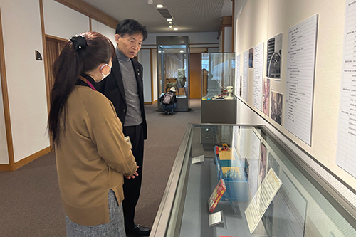 市長が鑑賞している写真