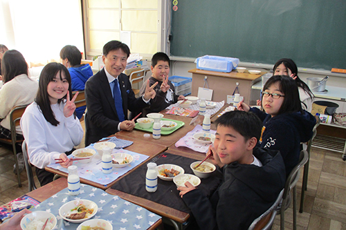 市長が会食している写真