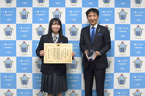 市長が記念撮影している写真