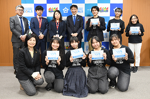 市長が記念撮影している写真