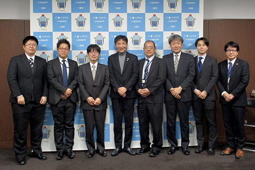 市長が記念撮影している写真