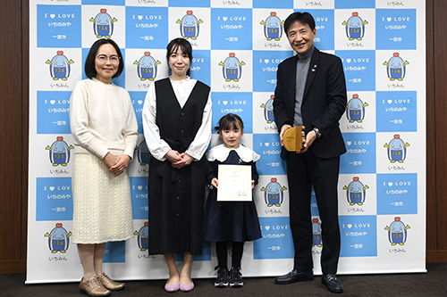 市長が記念撮影している写真