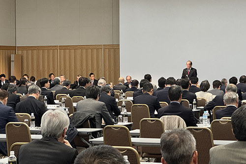 会議に参加している写真