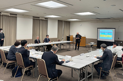 会議に出席している写真