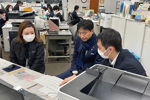 市長が視察している写真