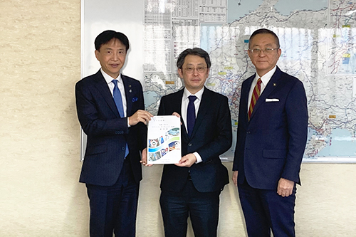 市長が記念撮影している写真