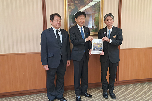 市長が記念撮影している写真