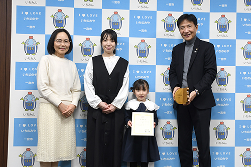 記念撮影の様子の写真