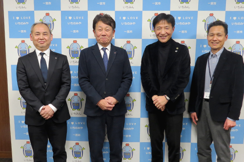 市長が記念撮影している写真