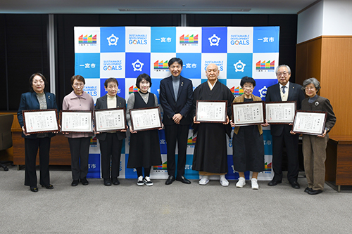 市長が記念撮影している写真