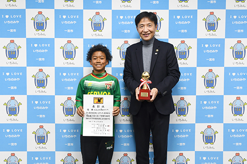 市長が記念撮影している写真