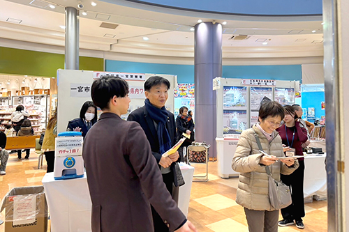 市長がフェアに参加している写真