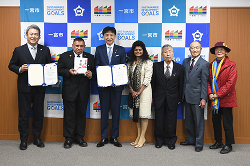 市長が記念撮影している写真