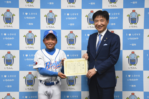 市長が記念撮影している写真