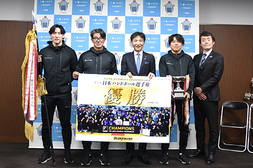 市長が記念撮影している写真