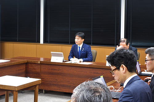 市長が議事を進行している写真