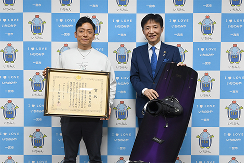 市長が記念撮影している写真