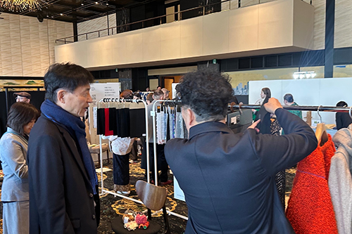 市長が視察している写真