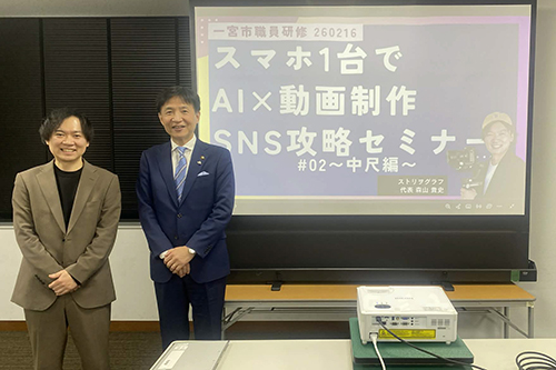 記念撮影している写真