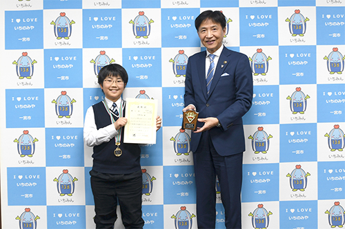 記念撮影している写真