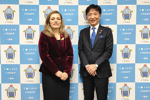 市長が記念撮影している写真