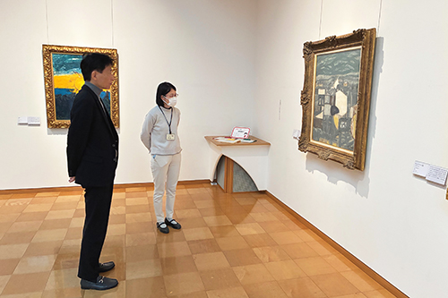 市長が鑑賞している写真