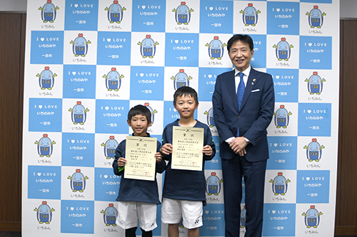 市長が記念撮影している写真