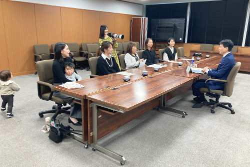 市長がインタビュー受けている写真