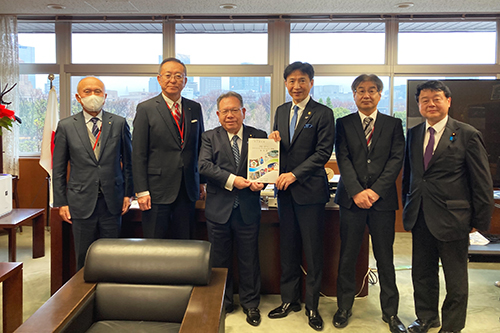 市長が記念撮影している写真