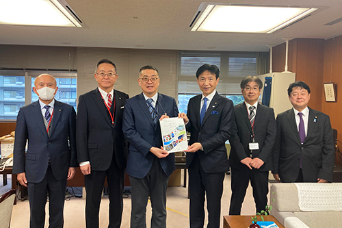 市長が記念撮影している写真