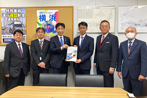 市長が記念撮影している写真