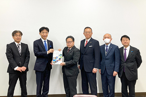 市長が記念撮影している写真