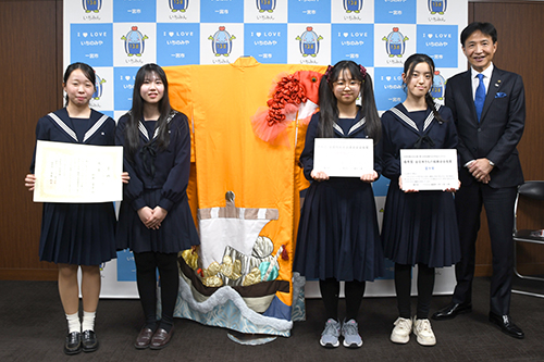 市長が記念撮影している写真